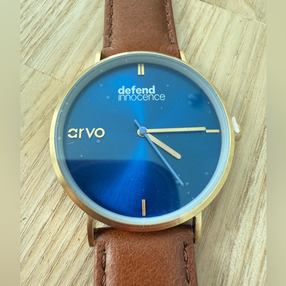 Arvo mens defend innocence blue dial gold tone watch NEW BATTERY